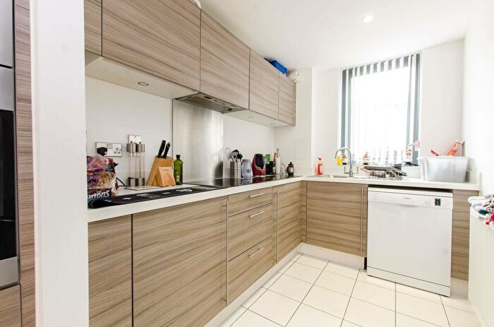 3 Bedroom Maisonette To Rent In Dongola Road, Stepney, London, E1