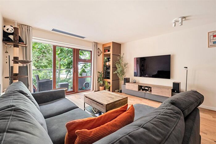 2 Bedroom Flat For Sale In Queen Mary Avenue, London, E18