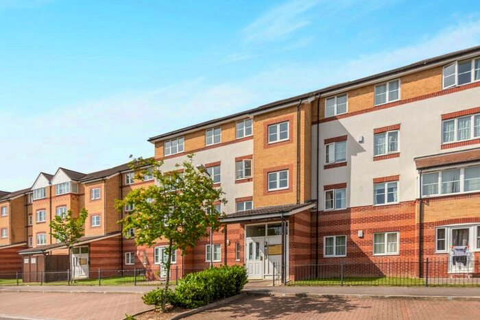 2 Bedroom Flat To Rent In Peatey Court, Princes Gate, High Wycombe, HP13