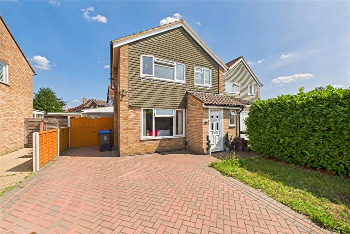 3 Bedroom Link Detached House To Rent In Hag Hill Rise, Taplow, Maidenhead, Buckinghamshire, SL6