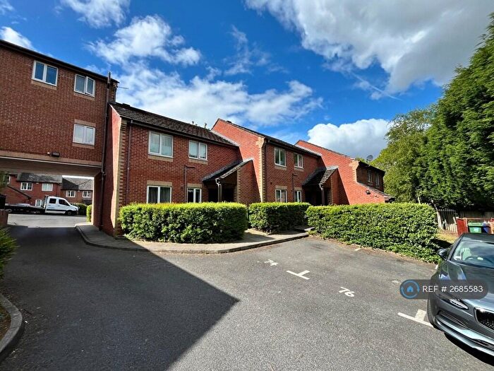 2 Bedroom Maisonette To Rent In Berkeley Crescent, Hyde, SK14