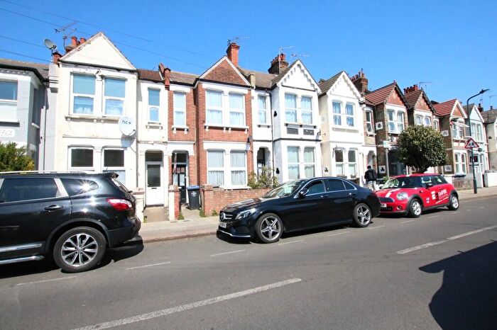 2 Bedroom Flat To Rent In Chapter Road, Willesden, London, NW2
