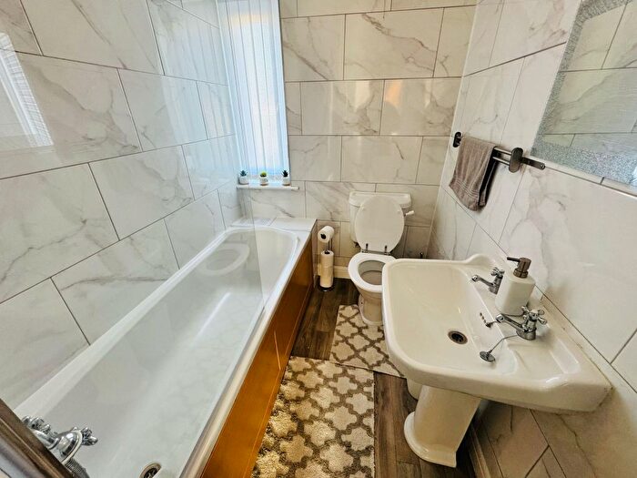 5 Bedroom Detached House To Rent In Victoria Road, Cradley Heath, West Midlands, B64