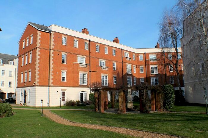 2 Bedroom Flat To Rent In Queens Reach, East Molesey, KT8