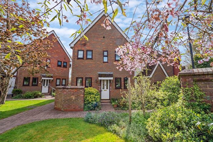 2 Bedroom Flat For Sale In Giles Gate, Great Missenden, HP16