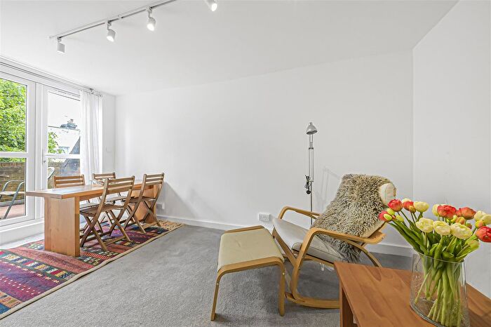 3 Bedroom Flat To Rent In Walham Green Court, Fulham Broadway, SW6