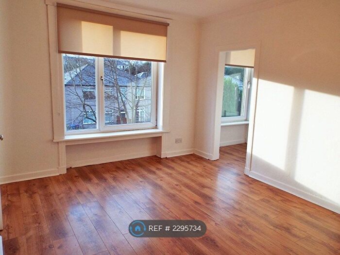 3 Bedroom Flat To Rent In King's Park, Glasgow, G44