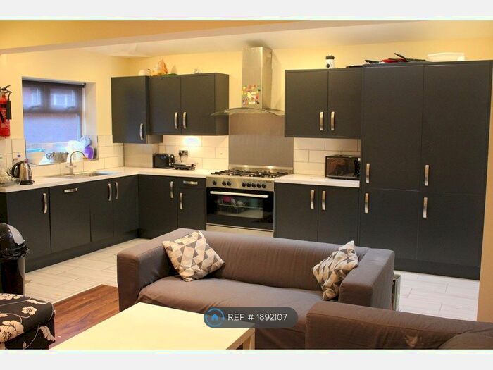 6 Bedroom Terraced House To Rent In Balmoral Road, Manchester, M14