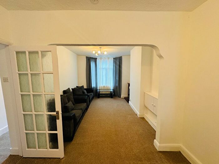 2 Bedroom Detached House To Rent In Dennett Road, Croydon, CR0