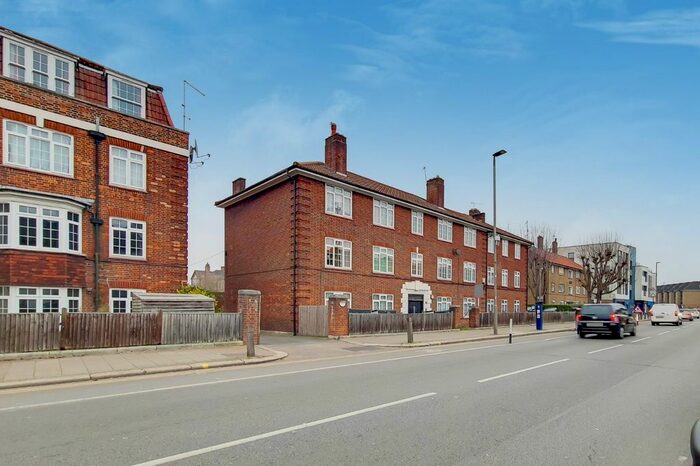 3 Bedroom Flat To Rent In Garratt Lane, Upper Tooting, SW17