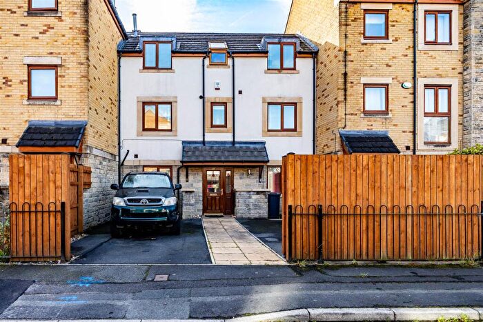 4 Bedroom Terraced House For Sale In Greenlea Court, Huddersfield, HD5