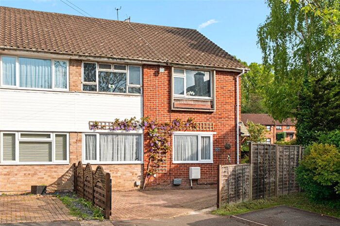 2 Bedroom Maisonette For Sale In Addlestone, Surrey, KT15