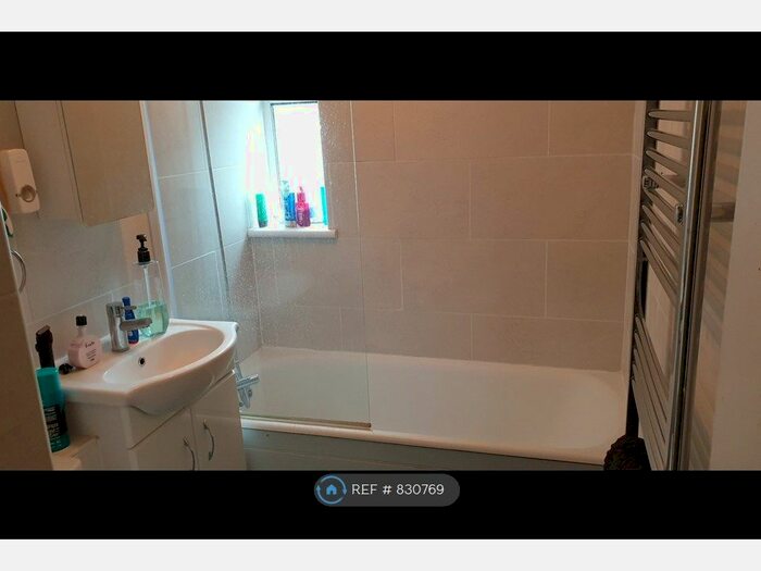 2 Bedroom Flat To Rent In Raynes Perk, London, SW20