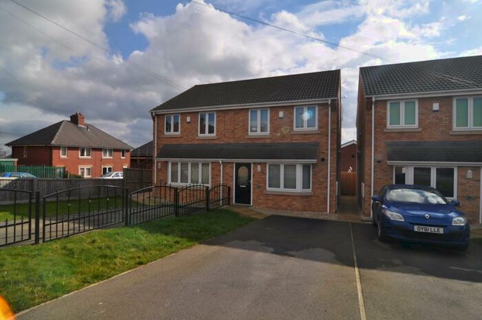 3 Bedroom Semi-Detached House To Rent In Wentworth Mews, Jump, S74