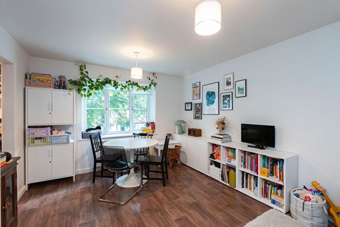 2 Bedroom Maisonette For Sale In Limeway Terrace, Dorking, RH4