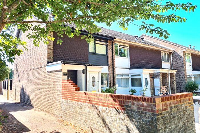 2 Bedroom Flat For Sale In Deane Gardens, Lee On The Solent, PO13