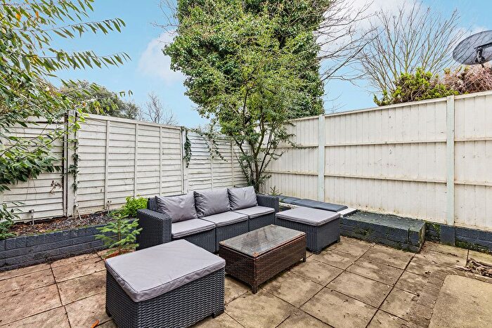 2 Bedroom Flat To Rent In Edgeley Road, Clapham, SW4