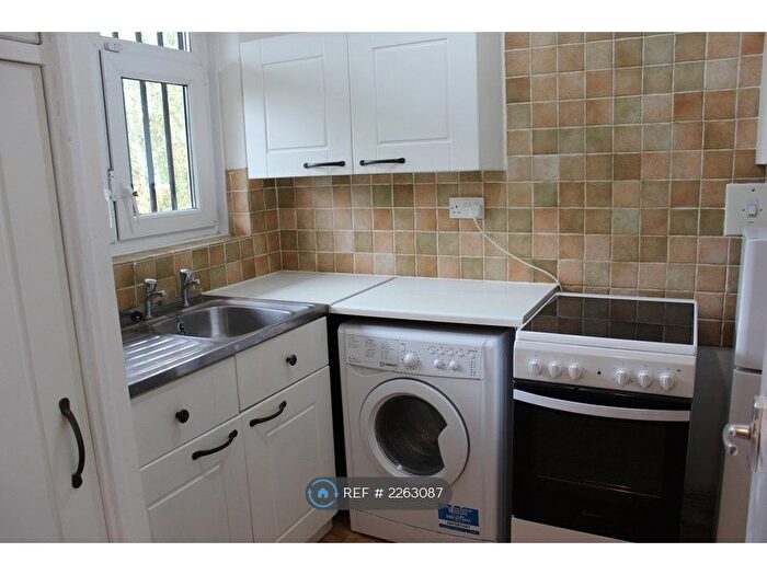 Studio To Rent In Sovereign House, London, E1