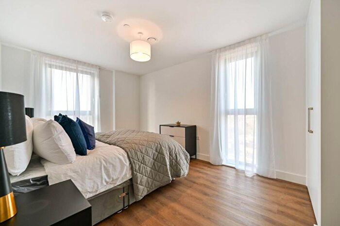 3 Bedroom Flat To Rent In Lofting House, Maidenhead, SL6
