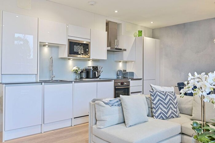 2 Bedroom Flat To Rent In Wellsborough Mews, Wimbledon, London, SW20