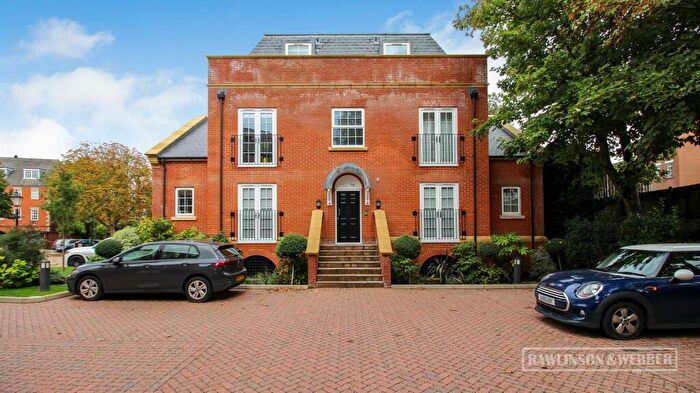 3 Bedroom Apartment For Sale In Queens Reach, East Molesey, KT8