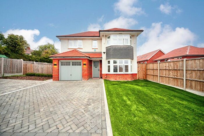 4 Bedroom Detached House For Sale In Armstrong Road, Luton, Bedfordshire, LU2