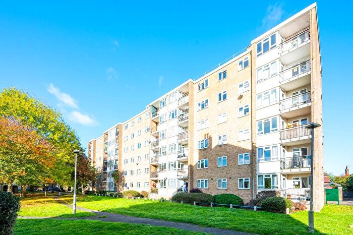 4 Bedroom Flat To Rent In Chobham Gardens, Southfields, London, SW19