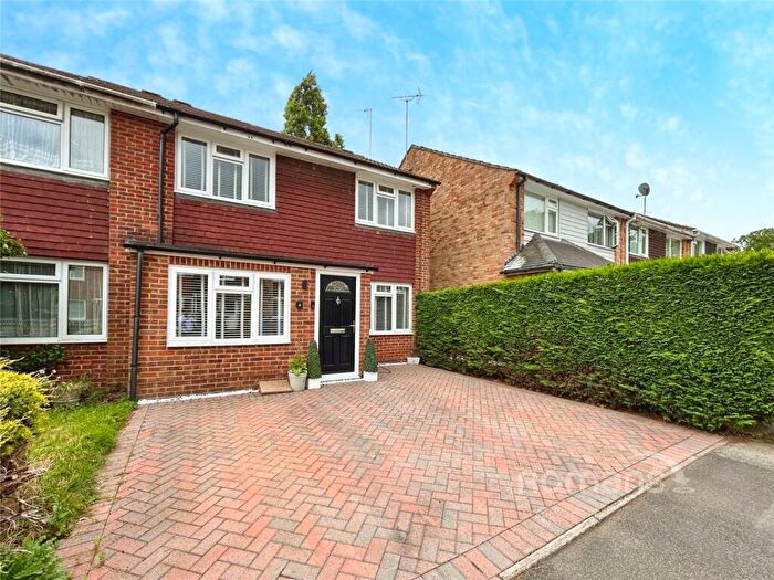 3 Bedroom End Of Terrace House For Sale In Highwood Close, Yateley, Hampshire, GU46