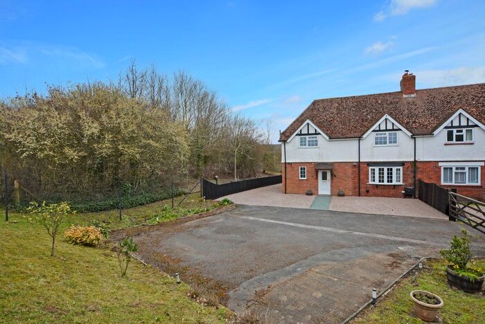 4 Bedroom Semi-Detached House For Sale In Leda Cottages, Charing, TN27