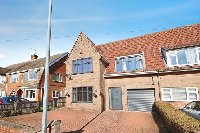 3 Bedroom Semi Detached House For Sale In Swallowbeck Avenue, Lincoln, LN6