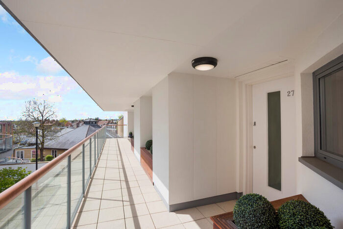 2 Bedroom Flat For Sale In Flower Lane, London, NW7