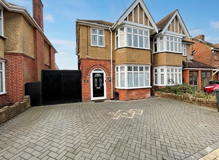 3 Bedroom Semi-Detached House For Sale In Wychwood Avenue, Luton, Bedfordshire, LU2