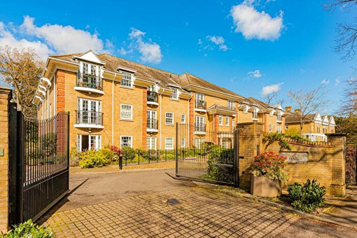 2 Bedroom Flat To Rent In Oatlands Avenue, Weybridge, KT13