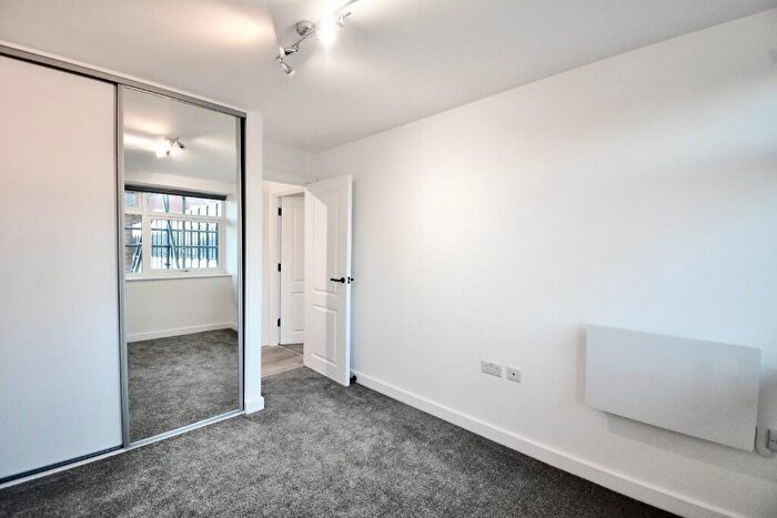 2 Bedroom Flat To Rent In High Street, Rayleigh, Essex, SS6