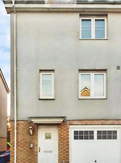 3 Bedroom Town House To Rent In Queens Crescent, Livingston, West Lothian, EH54
