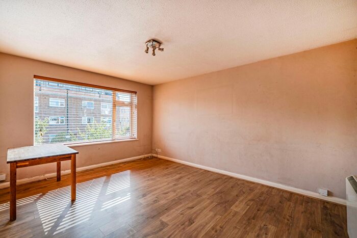1 Bedroom Flat For Sale In Montague Road, Wimbledon, London, SW19
