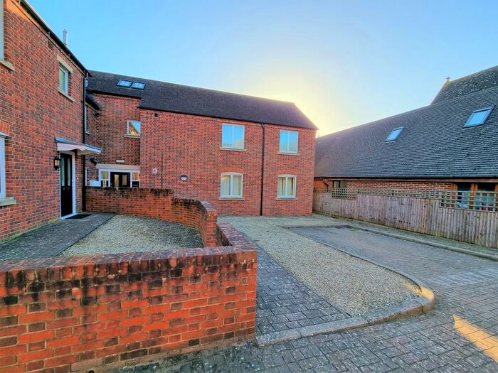 1 Bedroom Flat To Rent In Leyland Close, Gawcott, MK18