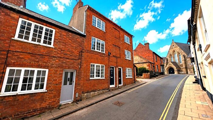 2 Bedroom Terraced House For Sale In Well Street, Buckingham, MK18