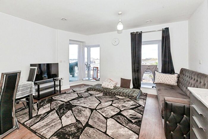 2 Bedroom Flat For Sale In Dover Court, Dominion Road, Southall, UB2