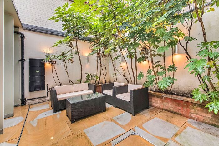 2 Bedroom Flat To Rent In Green Street, London, W1K