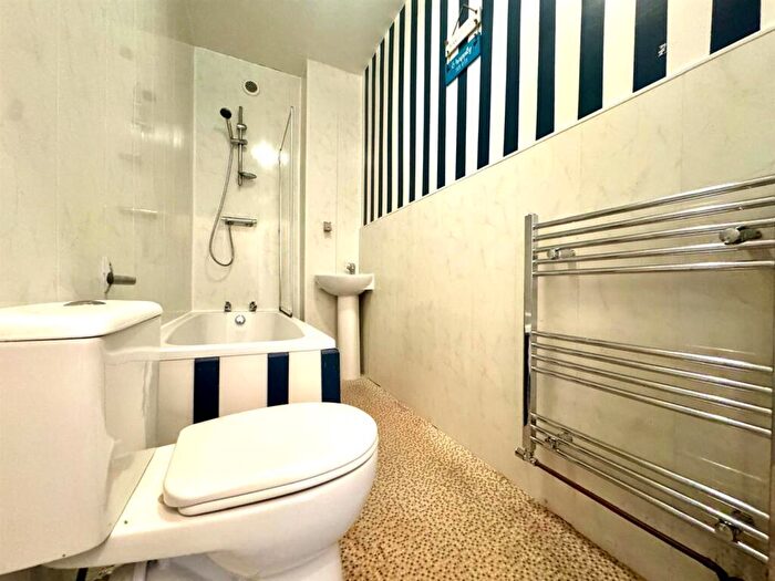 2 Bedroom Apartment To Rent In Turner Lane, Ashton Under Lyne, Oldham, OL6