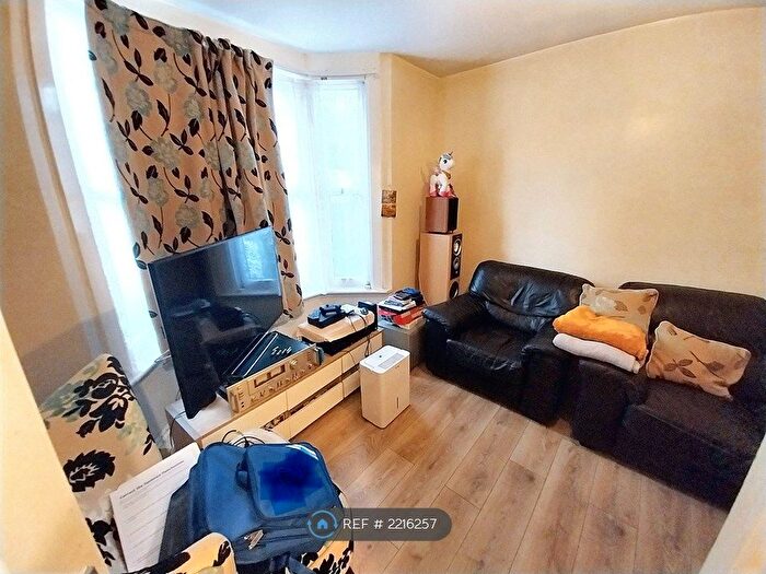 2 Bedroom Flat To Rent In Manor Road, London, SE25