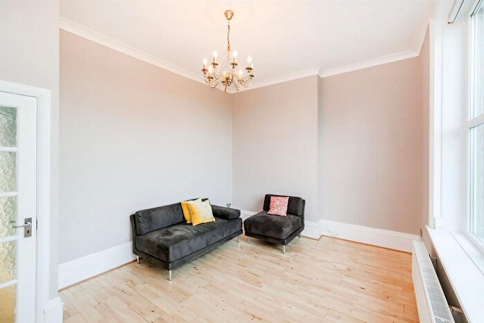 2 Bedroom Flat For Sale In Hainault Road, London, E11