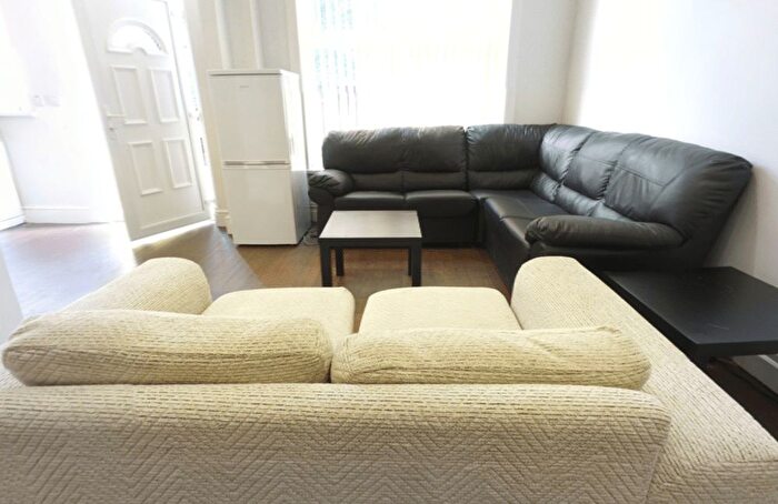 6 Bedroom Semi-Detached House To Rent In Ash Grove, Leeds, LS6