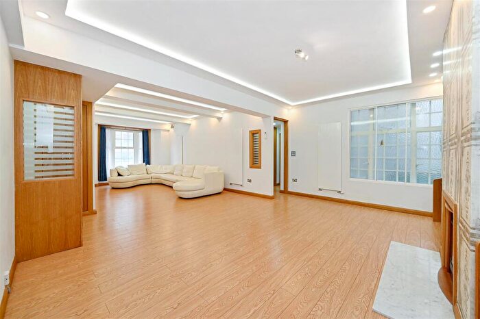 3 Bedroom Flat For Sale In Berkeley Court, Glentworth Street, Marylebone, NW1