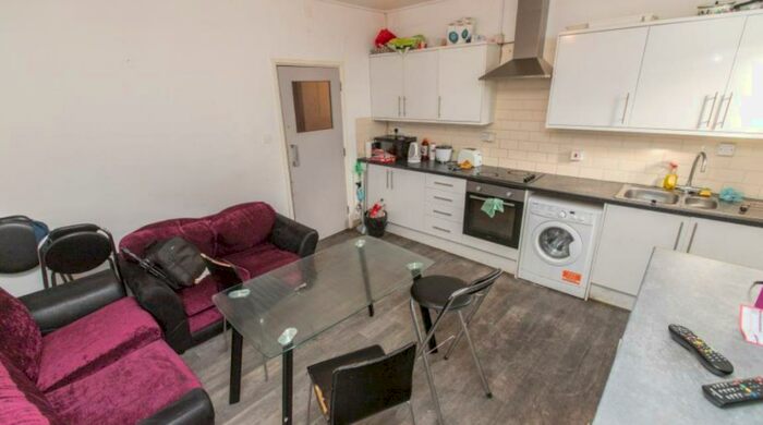 5 Bedroom Flat To Rent In Bristol Road, Selly Oak, Birmingham, B29
