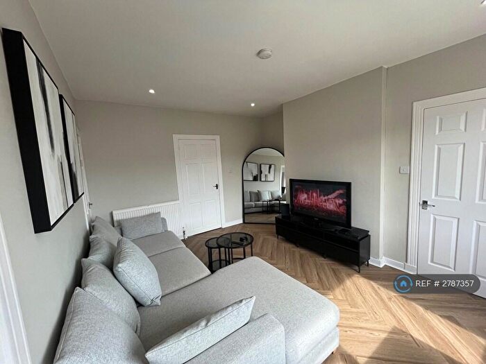 3 Bedroom Flat To Rent In Ashcroft Drive, Glasgow, G44