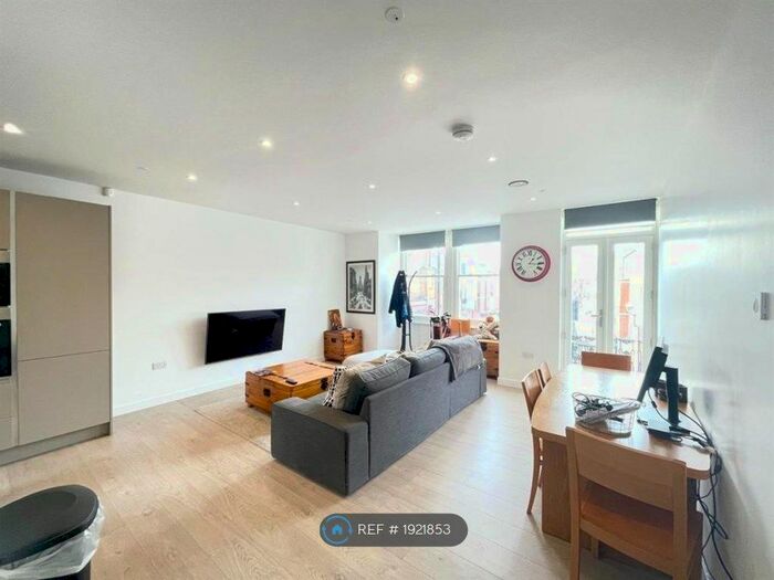 2 Bedroom Flat To Rent In Munster Road, London, SW6
