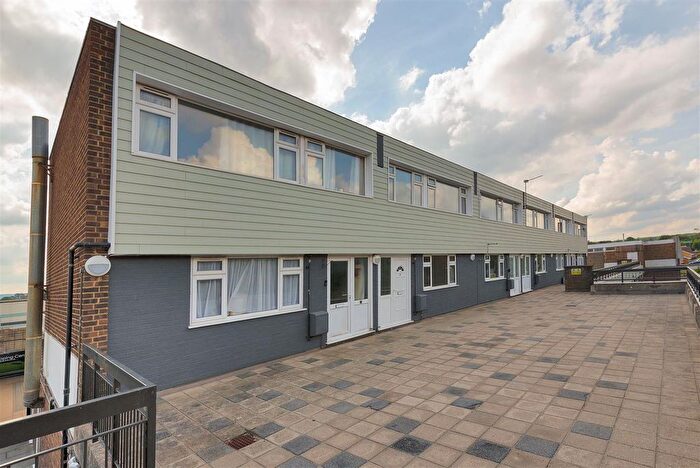 3 Bedroom Flat For Sale In Mid Kent Shopping Centre, Allington, ME16