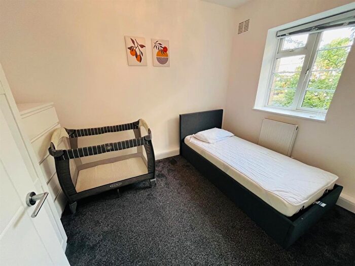 3 Bedroom Flat To Rent In Warwick Lodge, London, NW2